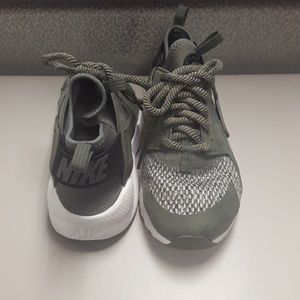 LIKE NEW NIKE HUARACHE SIZE: 6 YOUTH 8 WOMEN'S